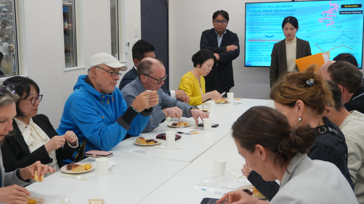 州の食品メーカー経営層による塩分オフセット技術の試食風景