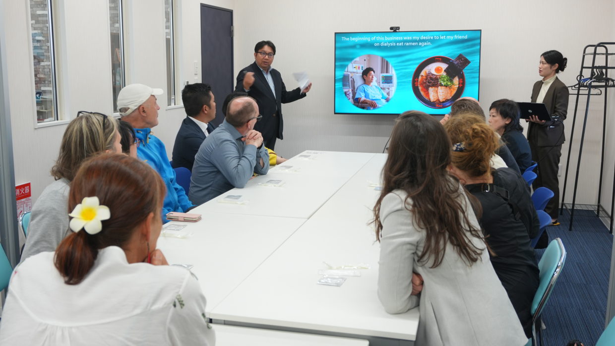 トイメディカルの塩分オフセット技術を視察するオーストリア視察団